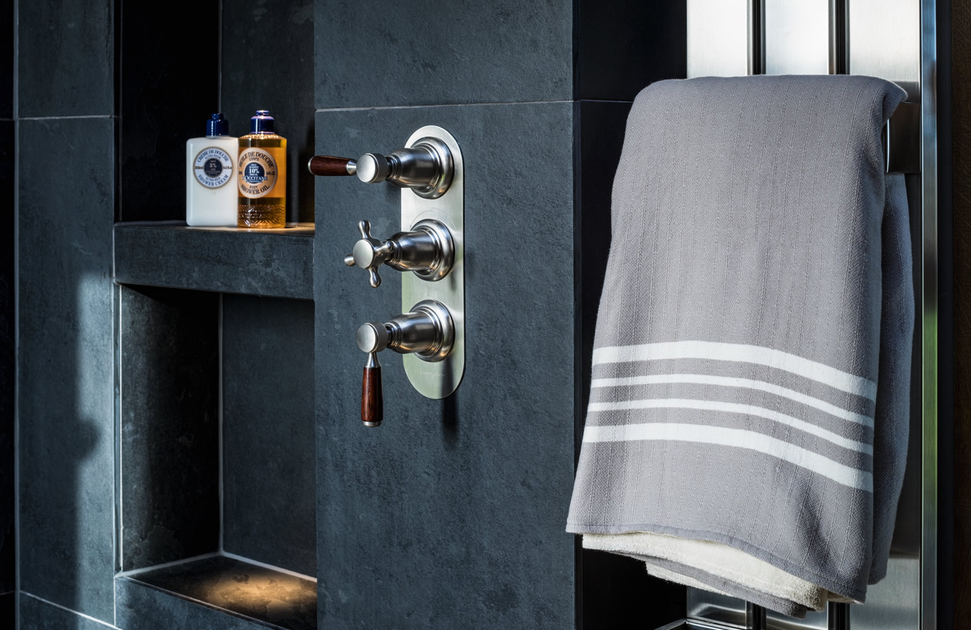 dark bathroom design