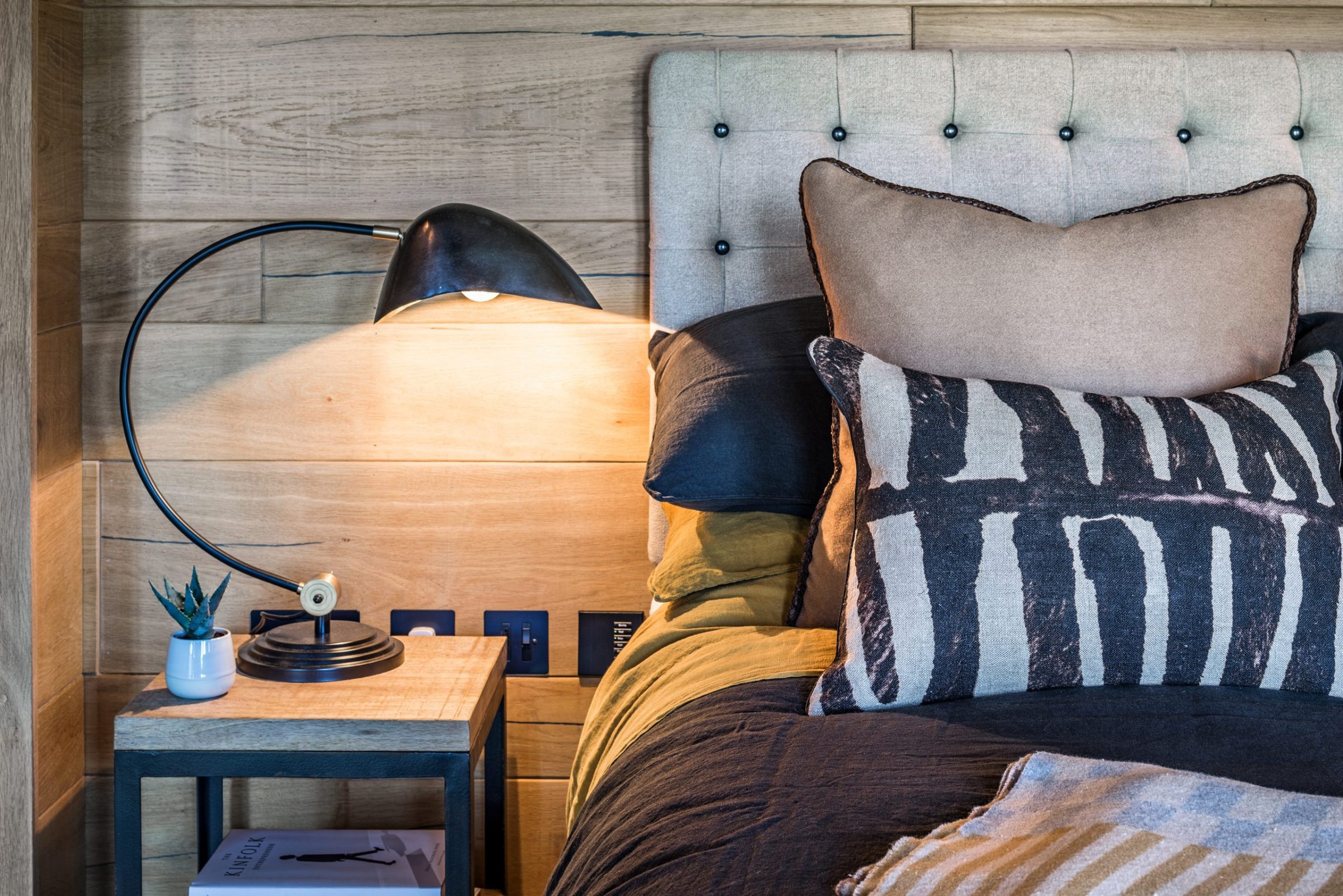 headboard with buttons